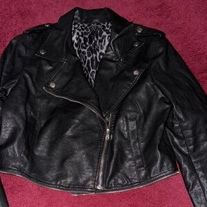 Chic Black Leather Jacket with Leopard Lining